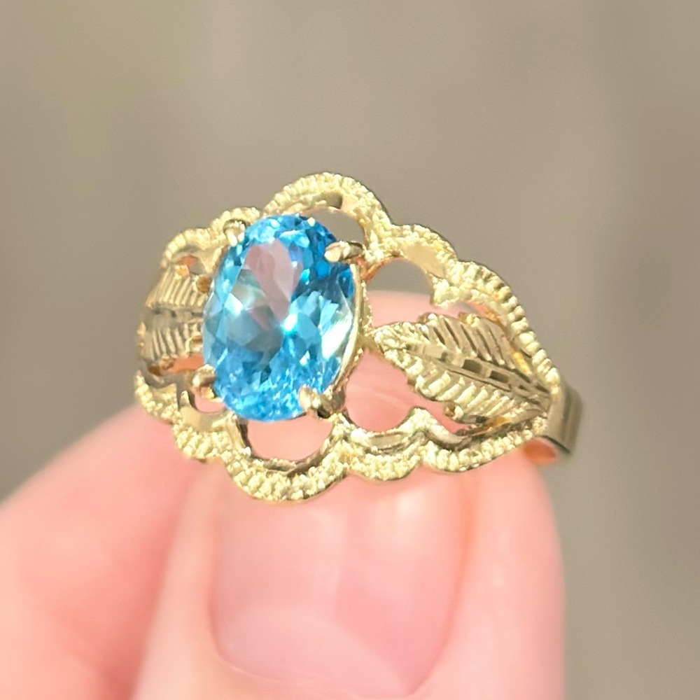 Vintage Swiss Blue Topaz Gold Ring: 14K Beverly Hills Laurel Leaf Solitaire